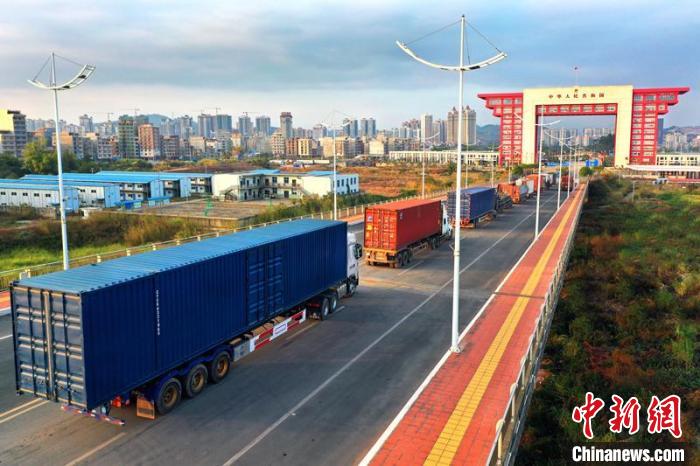物流貨車在廣西東興二橋上排隊(duì)進(jìn)關(guān)?！≈苘?攝