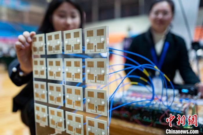 參賽大學生展示作品《高效率自適應多目標微波無線能量傳輸系統(tǒng)》?！°蟛?攝