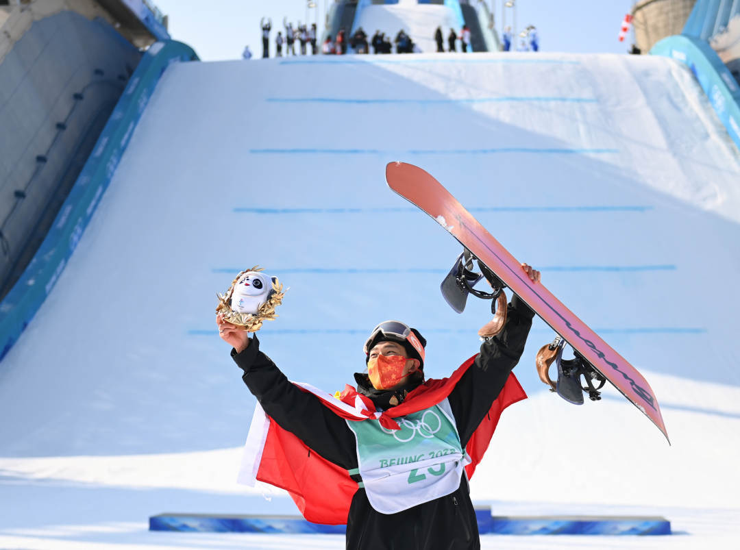 2022年2月15日，中國(guó)選手蘇翊鳴在單板滑雪男子大跳臺(tái)決賽奪冠后慶祝。新華社記者黃宗治攝