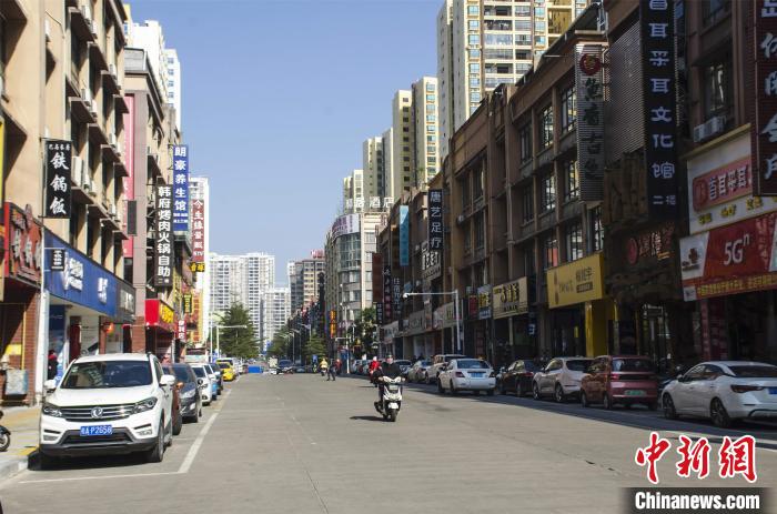 圖為整治后井然有序的防城港市伏波路中段。　翟李強(qiáng) 攝