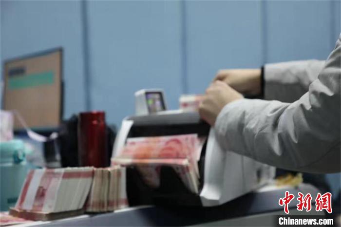 工作人員清點(diǎn)賭資?！?nèi)江警方供圖