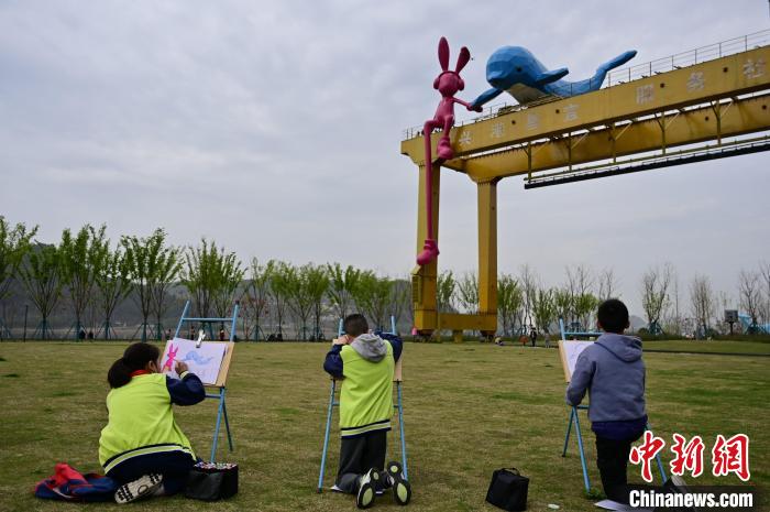宜昌當(dāng)?shù)貙W(xué)生在江豚廣場(chǎng)畫江豚 劉康 攝